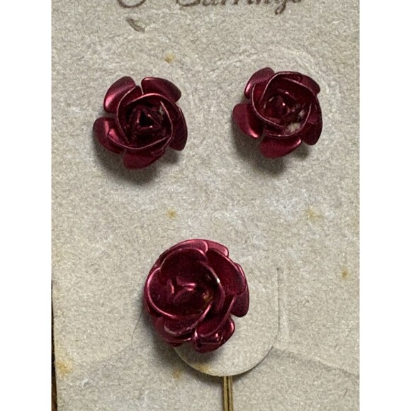 Vintage Red Rose Stick Pin Brooch And Rose Earring Studs New On Card - Picture 5 of 5